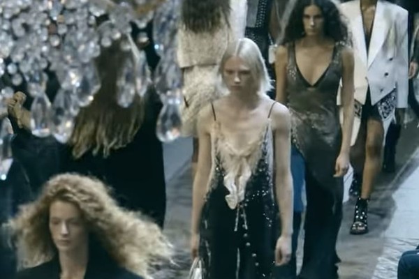 Модный показ Louis Vuitton в Париже сорвали экоактивисты (фото, видео)