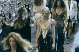 Модный показ Louis Vuitton в Париже сорвали экоактивисты (фото, видео)
