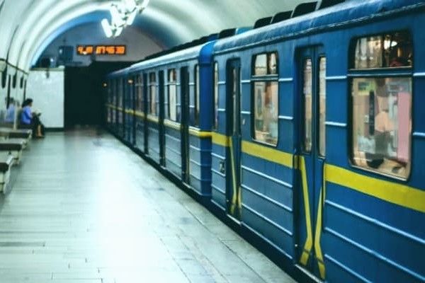 В киевском метрополитене запустили новый арт-поезд (фото)