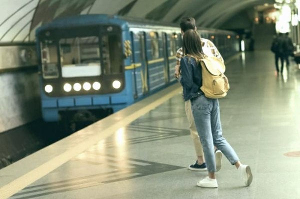 В киевском метро пассажиры подвергли себя опасности ради фото (видео)