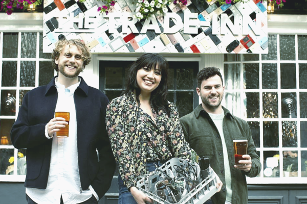 В одном из пабов Лондона стали принимать в качестве оплаты старую технику