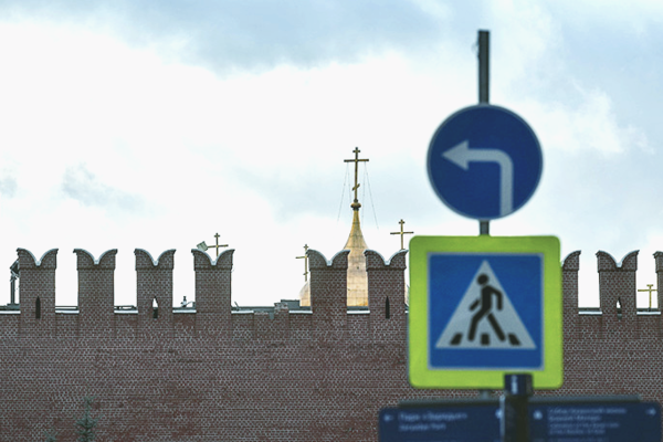 В Москве из-за сильного ветра на стене Кремля отпали «зубцы» (видео)