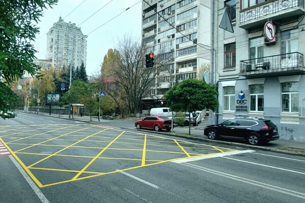 В Киеве появилась новая дорожная разметка против пробок: адреса (фото)