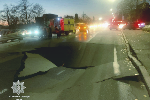 В Киеве на одном из проспектов провалился асфальт и открылась 10-метровая воронка
