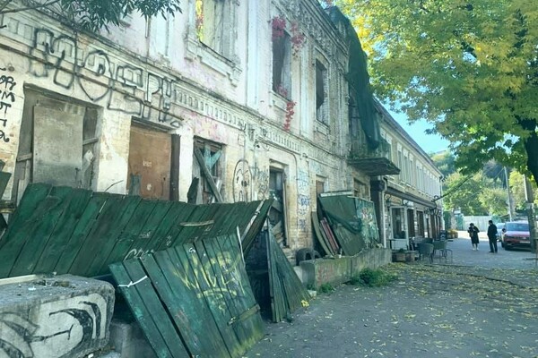 Киевляне самостоятельно восстановили фасад исторического здания на Подоле (фото)