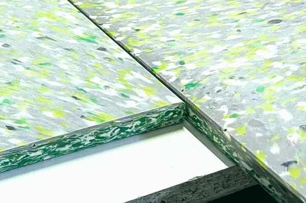 Украинские дизайнеры создали основу для мебели из пластиковых крышечек