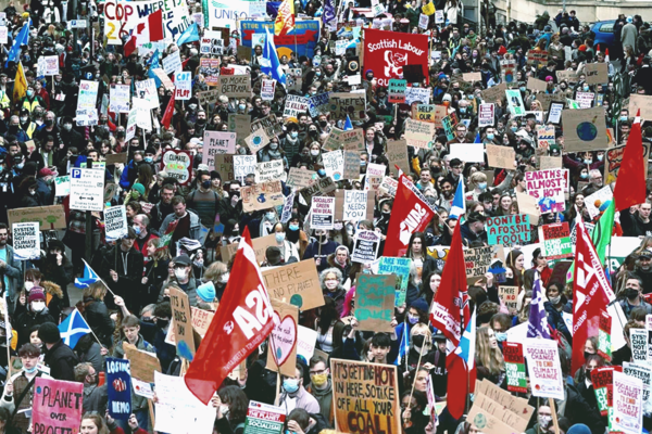 Рыбы в костюмах и Грета Тунберг: чем запомнились многотысячные протесты экоактивистов в Глазго