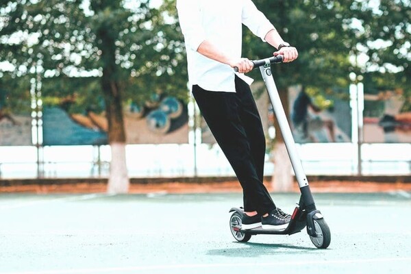 В Киеве появились первые парковки для электросамокатов