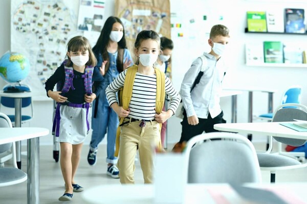 ВОЗ настаивает вернуть всех школьников и студентов на очное обучение