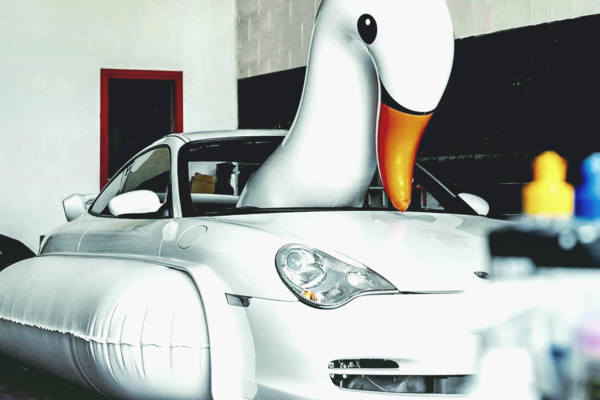 «Новая реальность»:Porsche  выпустит сюрреалистичный арт-кар в виде надувного лебедя