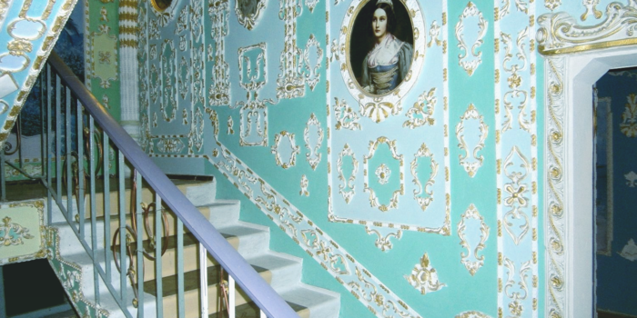 Один из подъездов в Киеве местный житель превратил в музей с картинами и лепниной|| Сегодня/Александр Чайка