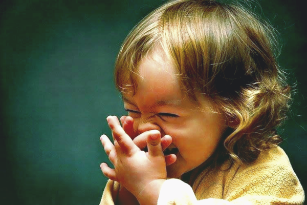 Ученые заявили, что дети понимают юмор с младенчества, а в год уже начинают шутить сами