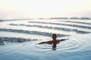 В Дубае появился высочайший в мире «бесконечный бассейн» (фото)