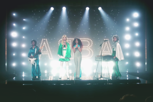 ABBA выпустила новое видео на рождественскую песню «Little Things»