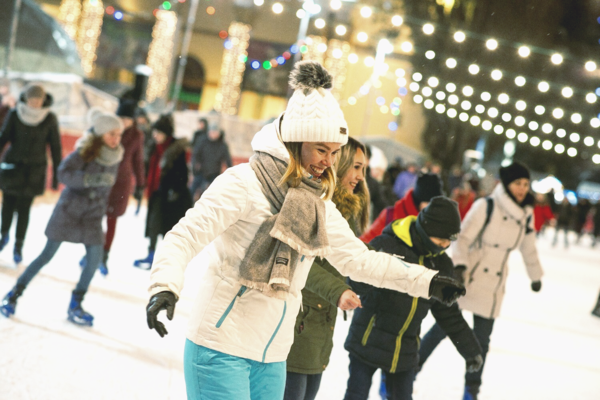В Киеве возле станции метро заработал каток под открытым небом