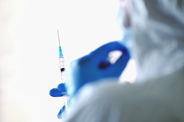 Житель Италии хотел обмануть медиков и пытался получить инъекцию вакцины в силиконовую руку