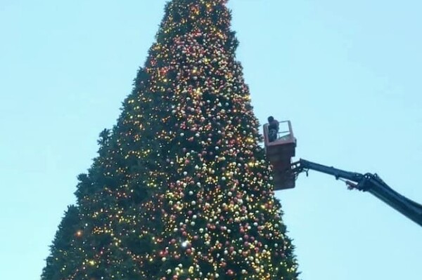 Главная елка страны в Киеве на Софийской площади в 2021 году 