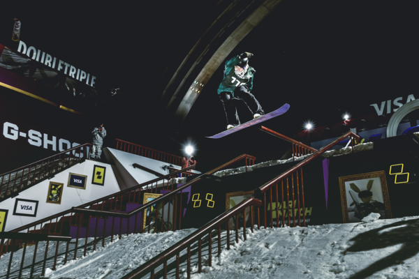 В Киеве проходят международные соревнования по сноубордингу и лыжам (фото)