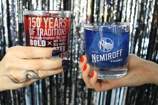 Червоний чи синій: Nemiroff створили авторські коктейлі до повернення Матриці