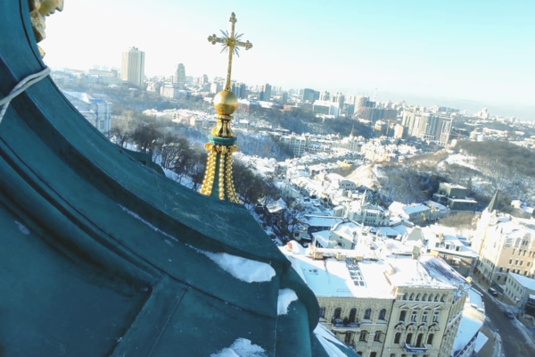 «Сюжет для сериала на Discovery»: в Киеве из-за непогоды повредился купол Андреевской церкви