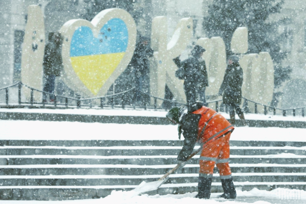 Снегопад в Киеве: чистить снег выехало 140 машин