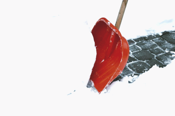 В Киеве заметили коммунальщиков, которые укладывали асфальт поверх снега