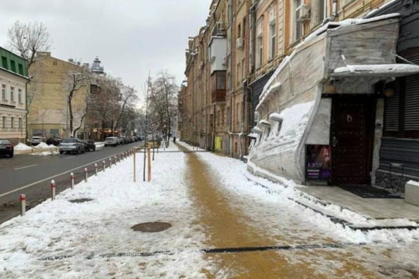 На киевском Подоле снесли незаконную террасу (фото)
