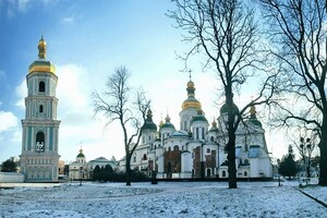 В Киеве из-за сильного ветра упал крест с купола Софийского собора (фото)