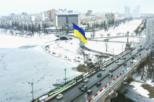 В Киеве на День Соборности развернули 30-метровый флаг и создали «живую цепь»