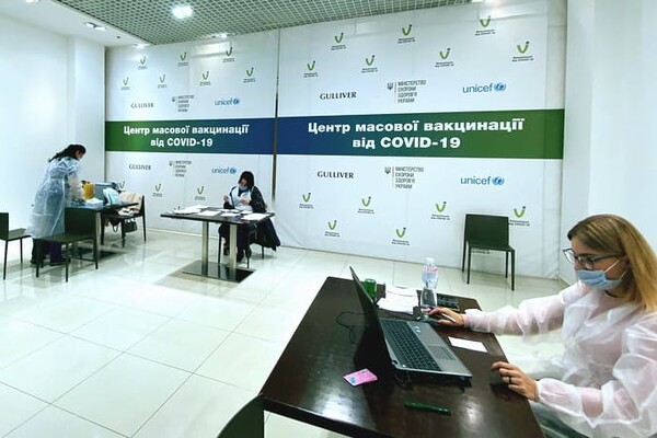 Центры вакцинации рядом: новый дудл от Google