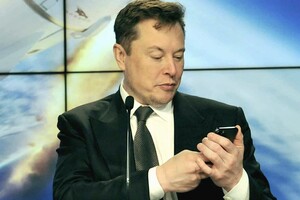 В Сети появились новые фото первого смартфона компании Tesla Илона Маска