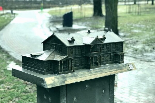 В Киеве на Приорке уничтожили одну из мини-скульптур (фото)