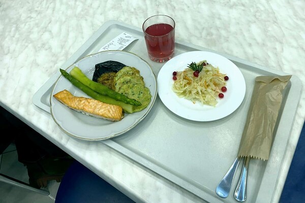 Еда в депутатской столовой 