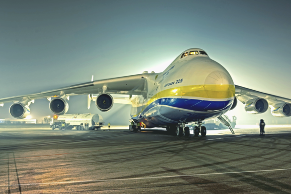 Самый мощный самолет Мрія вернулся из Дании: яркое видео посадки самолета