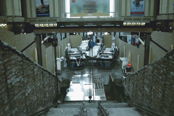 На Центральном жд вокзале Киева начали монтировать новый эскалатор (видео)