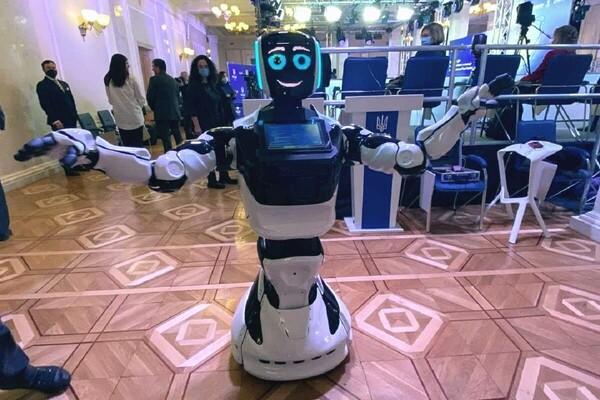 В украинском парламенте появился говорящий робот (видео)