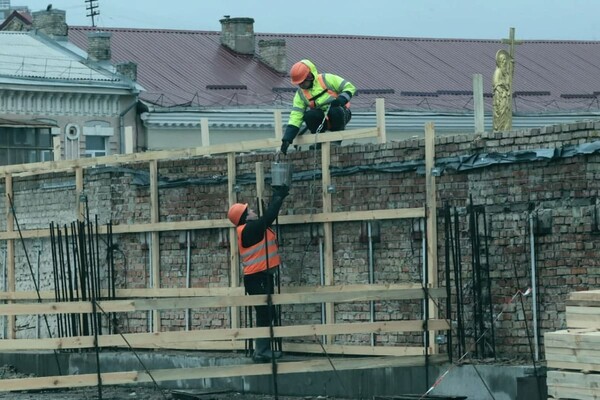 В Киеве в Гостином дворе завершают противоаварийные работы