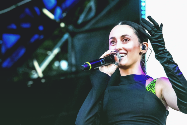 «Не поняли пранк»: Алина Паш объяснила, зачем фотографировалась на Красной площади в Москве