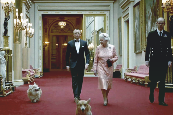 Королева Елизавета II выпустила парфюм для собак с запахом 