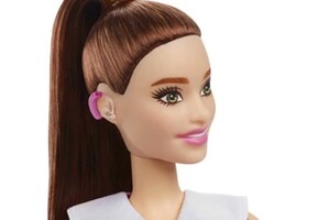 З'явилася перша лялька Barbie із слуховим апаратом