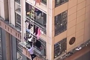Жители Шанхая сбегают из квартир через балконы из-за жесткого локдауна