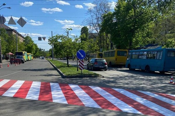 В Киеве обновляют дорожную разметку (фото)
