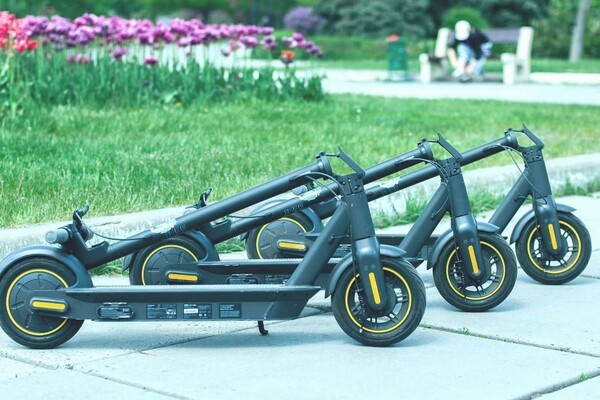 На Троещине столичные инспекторы благоустройства ездят на самокатах 