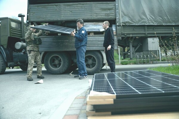 Ілон Маск передав Україні сонячні панелі Tesla