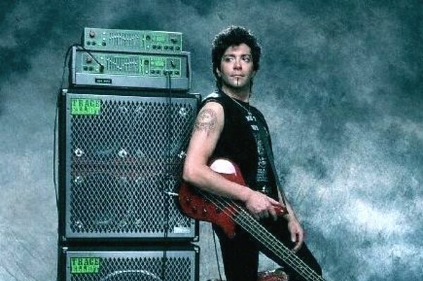  Умер Алек Джон Сач 