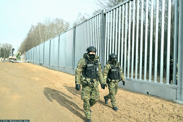 Как выглядит стена на границе Польши и Беларуси (видео)