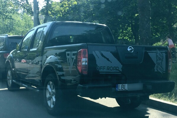 Кияни обурені кількістю позашляховиків на дорогах, куплених для армії 