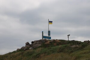 Над островом Змеиный установлен флаг Украины