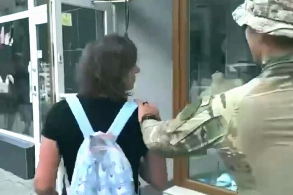 В сети показали долгожданную встречу украинского военного с девушкой 