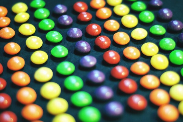 На Skittles подали в суд из-за красителя, который может менять ДНК